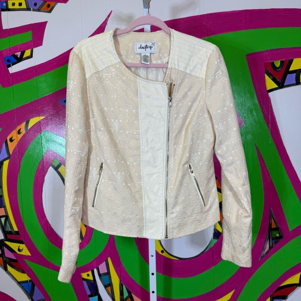 Daytrip, Cream Textured Blazer with Structured Faux Leather details. Size Large